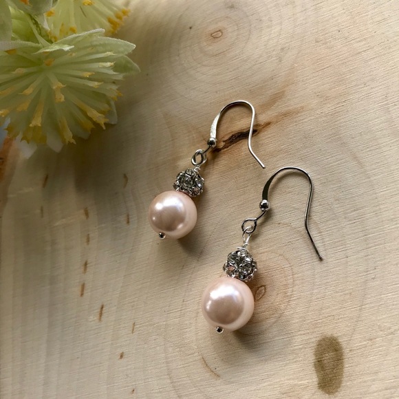 Jewelry - 🌸Faux Pink Pearl earrings 🌸